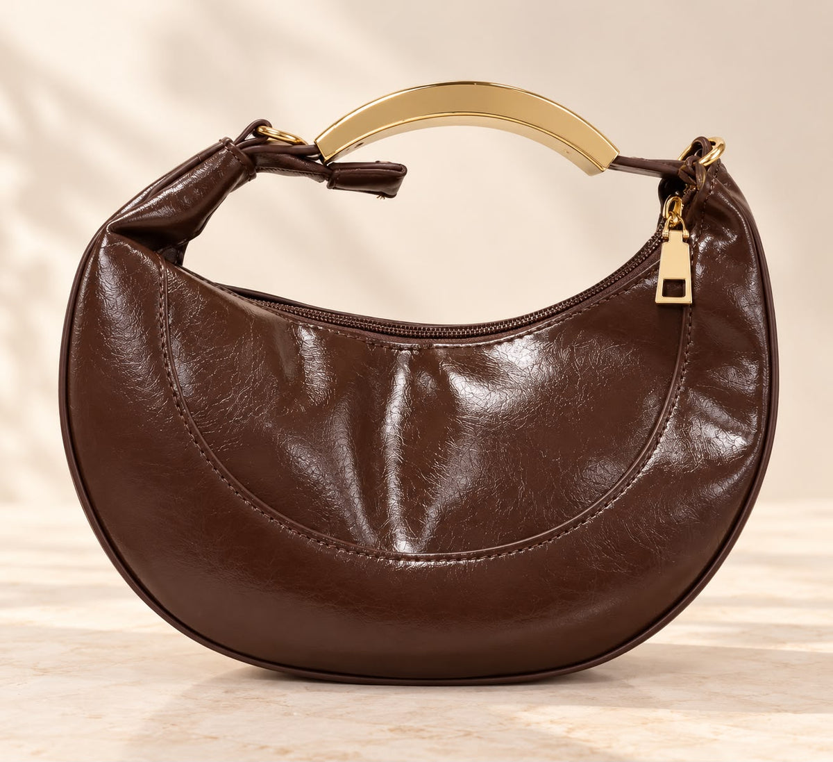 Bolso asa dorada marrón